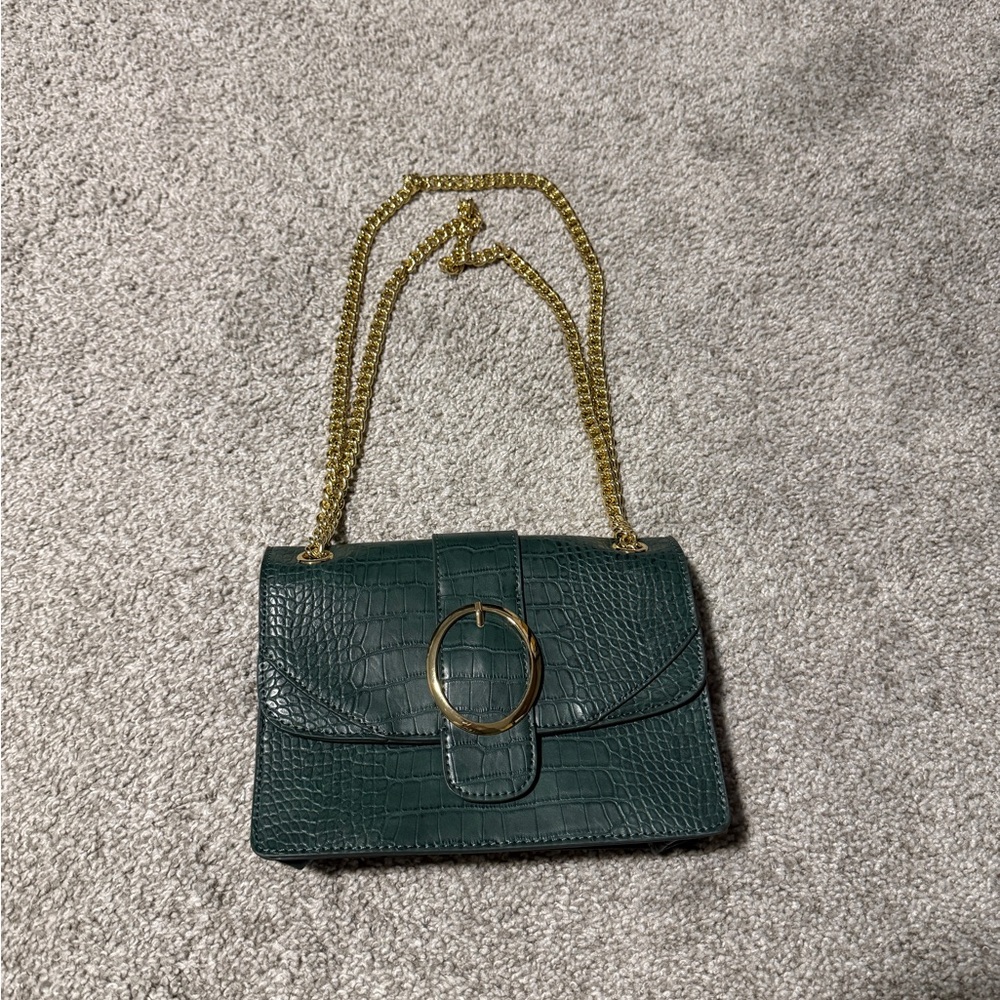 Elegant Green Crocodile-Embossed Bag with Gold Chain